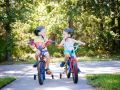 Zwei Kinder auf Fahrrädern